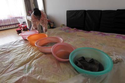 上高楼上漏水，住户失联，小区没物管，业主维权难！律师来支招……
